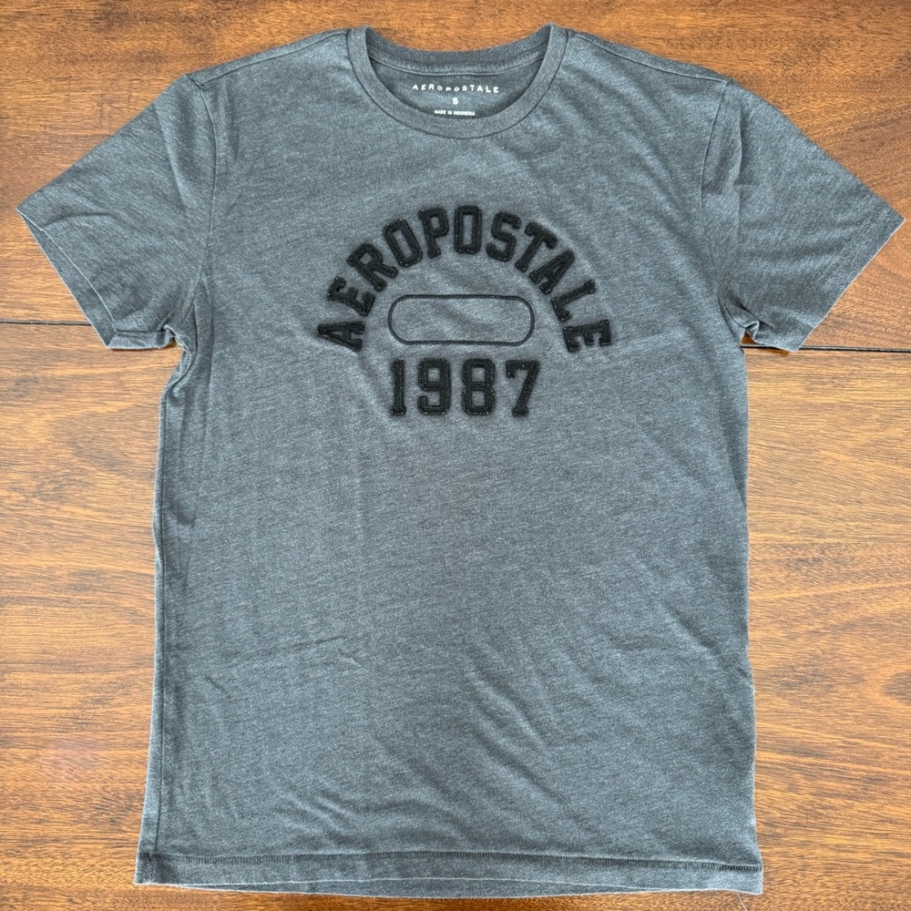 Aeropostale Arch Logo Appliqué Graphic Tee (Small)